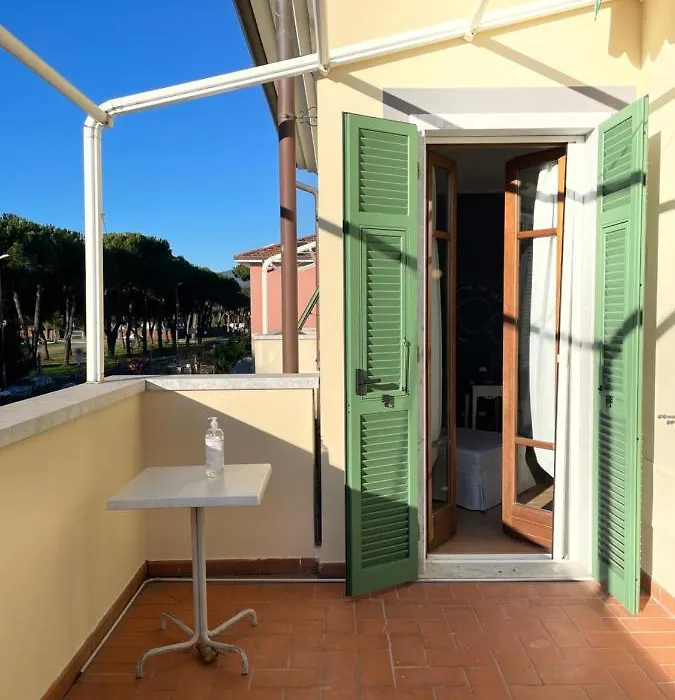 Elegante camera matrimoniale con balcone a 500 mt dal mare-1